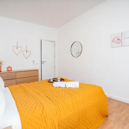 Bright & Spacious Flat W/ Balcony By Host Wise Апартаменти Портіман