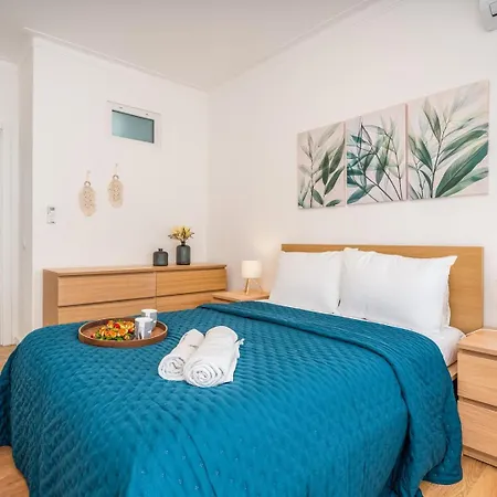 Bright & Spacious Flat W/ Balcony By Host Wise * Портіман