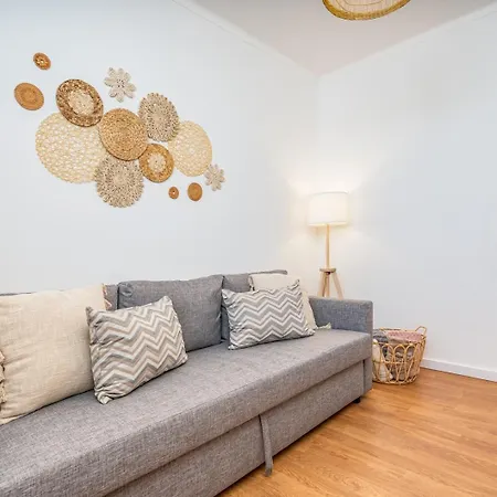 Bright & Spacious Flat W/ Balcony By Host Wise Апартаменти *