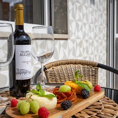 Bright & Spacious Flat W/ Balcony By Host Wise Апартаменти *