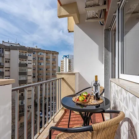 Bright & Spacious Flat W/ Balcony By Host Wise * Портіман