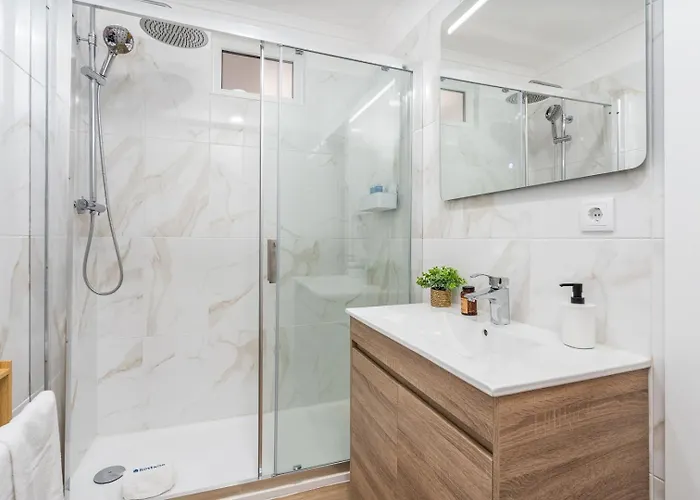 Bright & Spacious Flat W/ Balcony By Host Wise