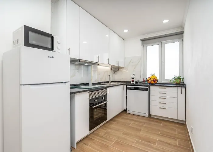 Bright & Spacious Flat W/ Balcony By Host Wise