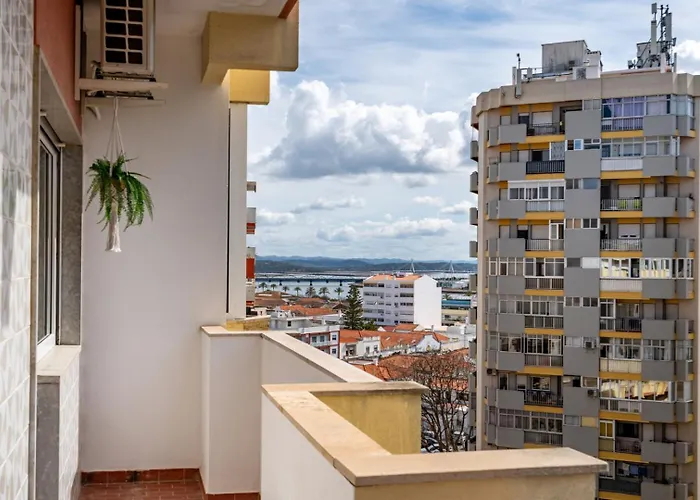 Bright & Spacious Flat W/ Balcony By Host Wise Apartament