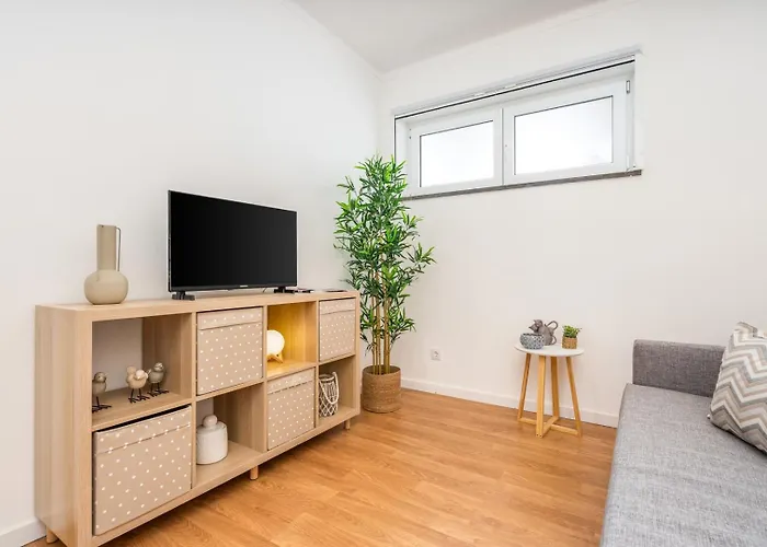 Bright & Spacious Flat W/ Balcony By Host Wise