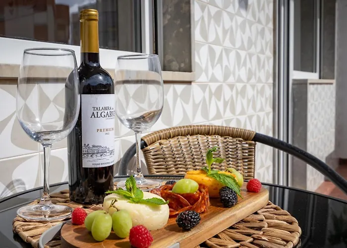 Bright & Spacious Flat W/ Balcony By Host Wise Apartament *