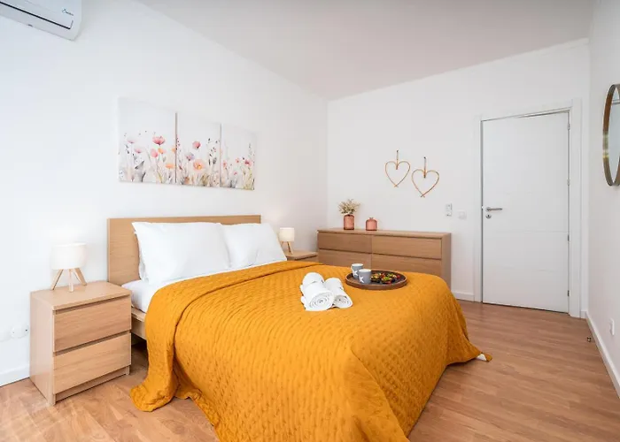 Bright & Spacious Flat W/ Balcony By Host Wise