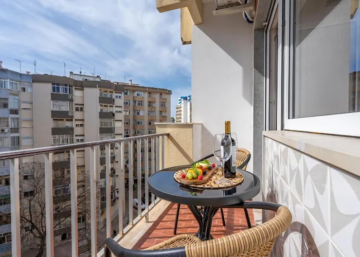 Bright & Spacious Flat W/ Balcony By Host Wise 波尔蒂芒