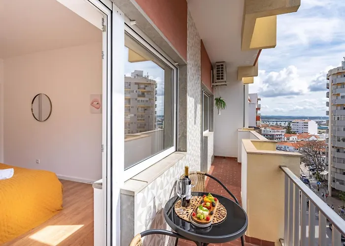 Bright & Spacious Flat W/ Balcony By Host Wise *