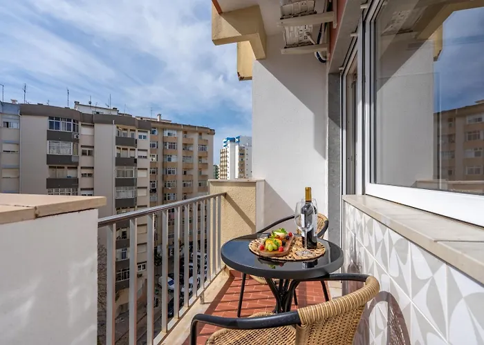 Bright & Spacious Flat W/ Balcony By Host Wise * 波尔蒂芒