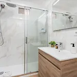 Bright & Spacious Flat W/ Balcony By Host Wise
