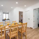 Bright & Spacious Flat W/ Balcony By Host Wise Daire *
