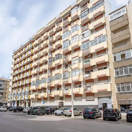 Apartment Bright & Spacious Flat W/ Balcony By Host Wise